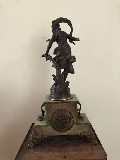 Green marble and bronze clock
The statuette...