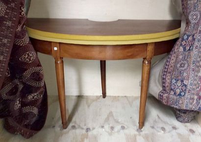Round library table in walnut
Tapered legs
Yellow...