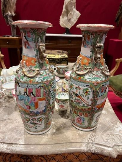 Paire de vases en porcelaine de Canton à...