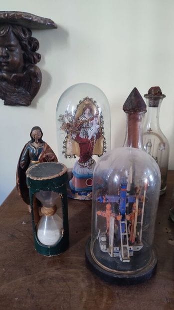 Lot de sujets religieux sous globe ou en...