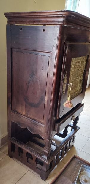 Small cabinet in wood and armorial brass...