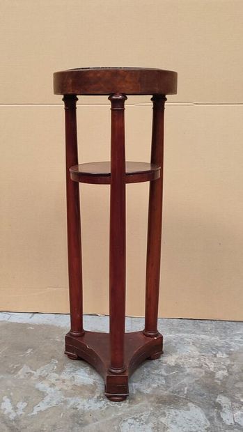 Circular wooden sellette, the three uprights...