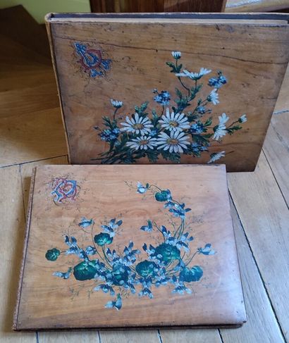 Deux albums en bois peint à décor floral
Haut....