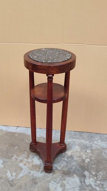 Circular wooden sellette, the three uprights...