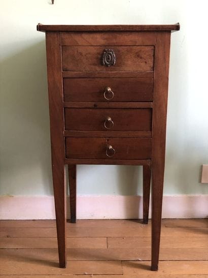 Set of four bedside cabinets comprising :
-...