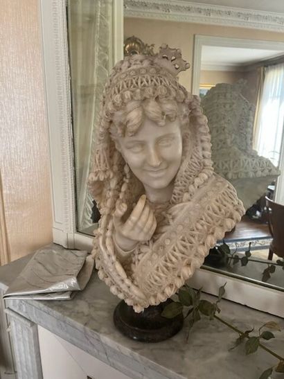 Buste de femme au châle en marbre 