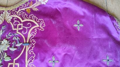 Chasuble pourpre en soie brodée 