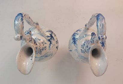 DELFT, Paire d'aiguières sur piédouche en...