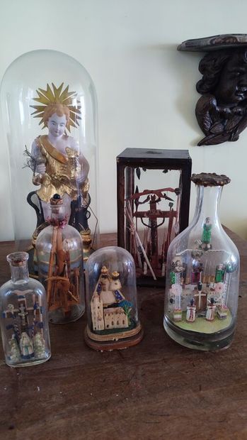 Lot de sujets religieux sous globe ou en...