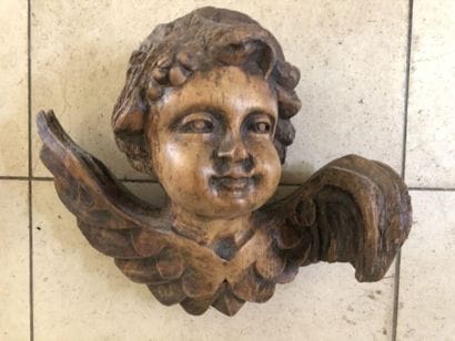 Quatre têtes de chérubins ailés en bois doré...