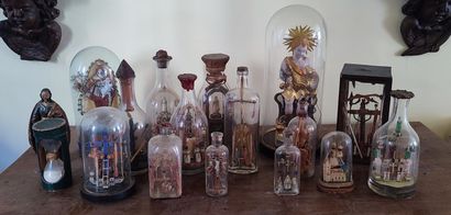 Lot de sujets religieux sous globe ou en...