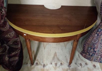 Round library table in walnut
Tapered legs
Yellow...