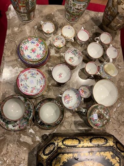 Partie de services en porcelaine de Minton,...