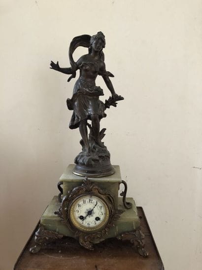 Green marble and bronze clock
The statuette...