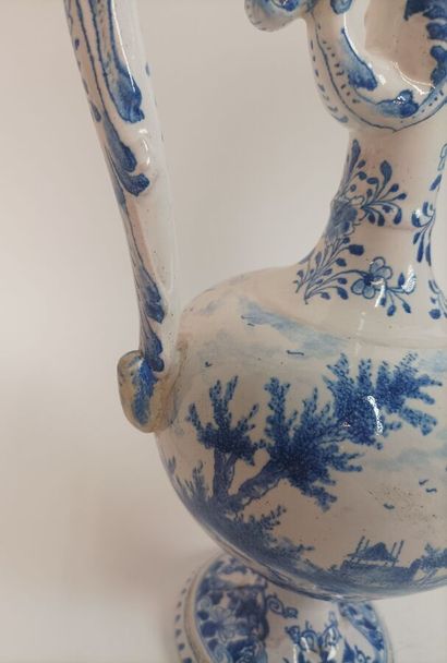 DELFT, Paire d'aiguières sur piédouche en...