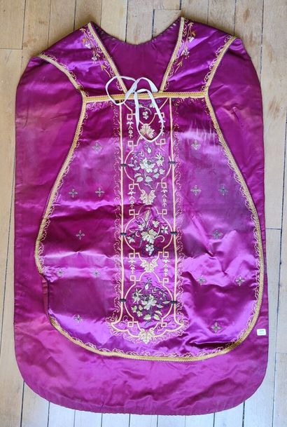 Chasuble pourpre en soie brodée 