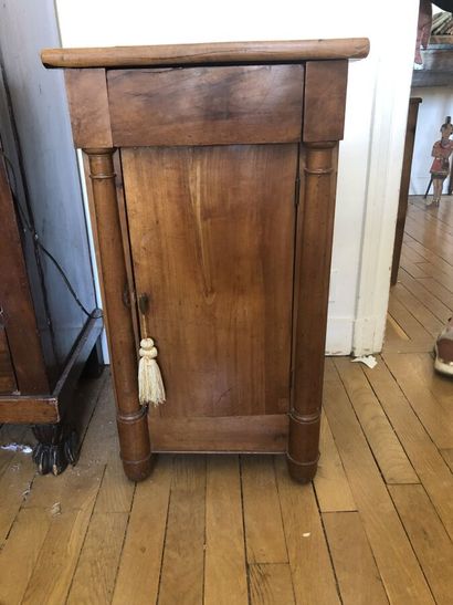 Set of four bedside cabinets comprising :
-...