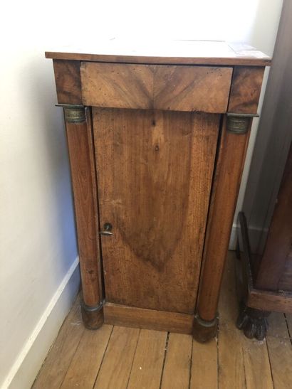 Set of four bedside cabinets comprising :
-...