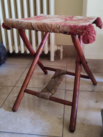 Set comprising three folding legs, a small...