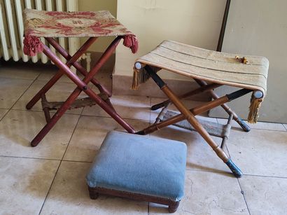 Set comprising three folding legs, a small...
