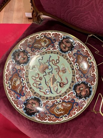 Grand plat circulaire en cloisonné, Japon
Diam....