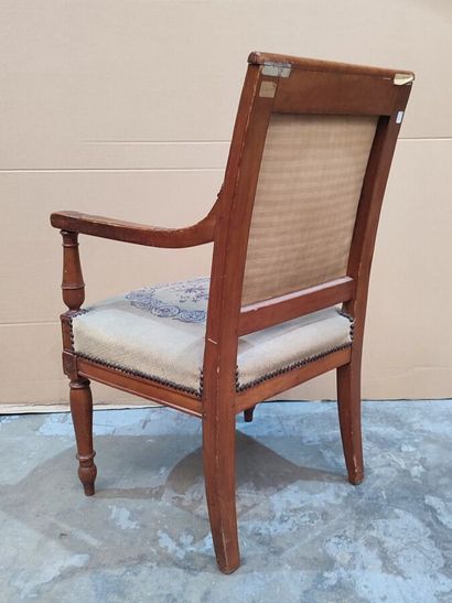 Armchair in carved molded natural wood
Upholstery...