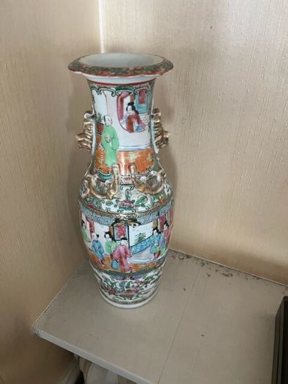 Paire de vases en porcelaine de Canton à...