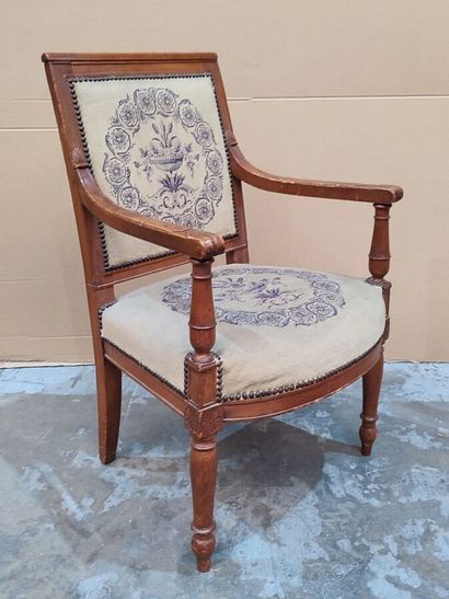 Armchair in carved molded natural wood
Upholstery...