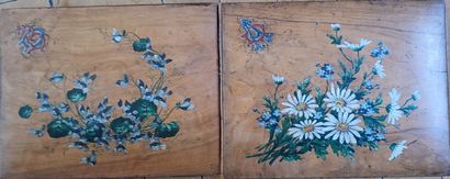 Deux albums en bois peint à décor floral
Haut....