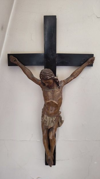 Christ en croix en bois polychrome
Haut....