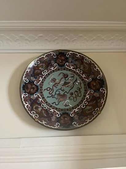 Grand plat circulaire en cloisonné, Japon
Diam....