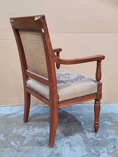 Armchair in carved molded natural wood
Upholstery...