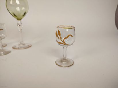 Ensemble de six verres à porto en cristal...