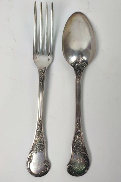 Lot de deux grands couverts en argent à décor...