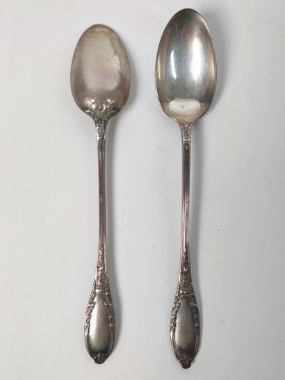 Douze cuillères à long manche en argent à...
