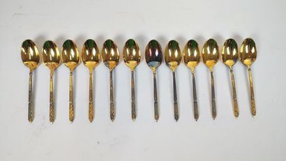 Douze cuillères en vermeil et une pince a...