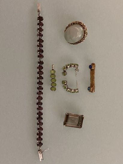 Batch of costume jewelry