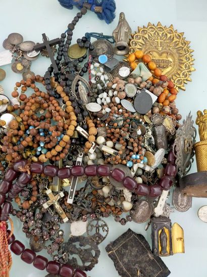 Lot of religious medals, rosaries...