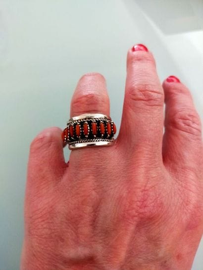 Silver and coral ring
Gross weight: 7.10...