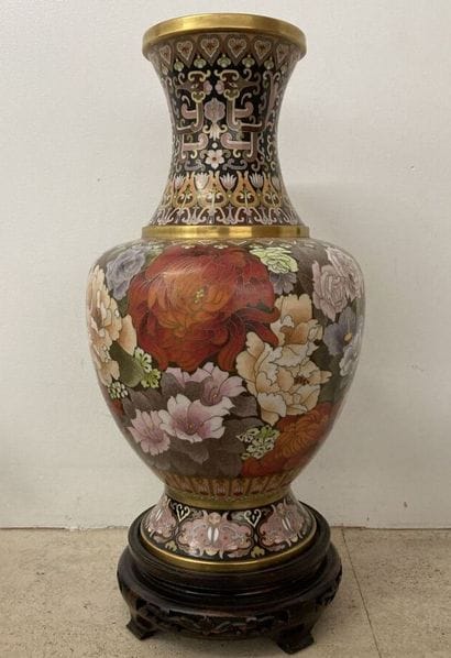 CHINE
Vase balustre à décor polychrome d'émaux...