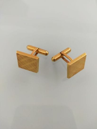 Pair of square cufflinks in 18 K yellow gold
Weight...