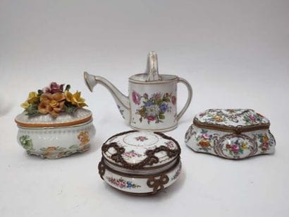 Set of porcelain subjects and boxes so Meissen,...