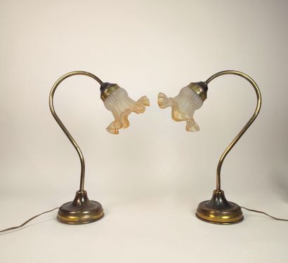 Paire de lampes de table en métal patiné...