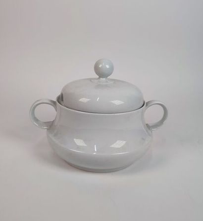 LIMOGES
Partie de service en porcelaine à...