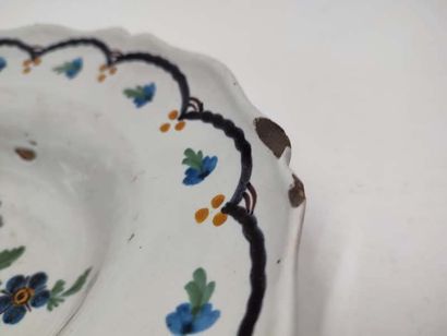 Polychrome earthenware beard dish decorated...