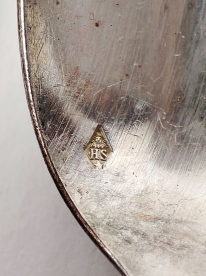 Douze cuillères à long manche en argent à...