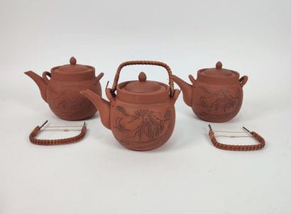 JAPAN, modern
Set of 3 terracotta teapots...