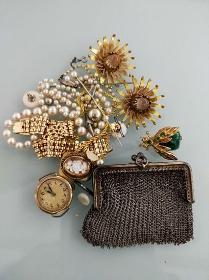 18 K yellow gold clover-shaped brooch adorned...