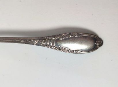 Douze cuillères à long manche en argent à...