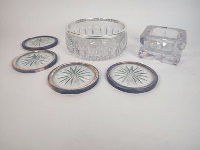 Ensemble d'une coupe et quatre dessous de...